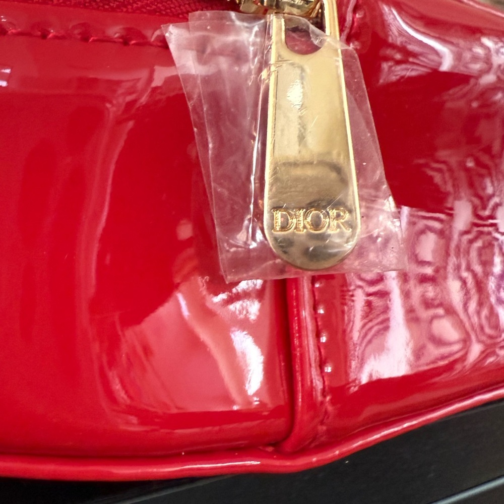 CHRISTIAN DIOR PARFUMS / DIOR BEAUTY Glossy Red Oval Novelty Pouch NIB❤️✨ - Picture 9 of 12